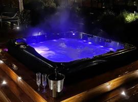 Great house with luxurious outdoor spa, hotel v destinaci Saltsjöbaden