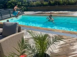 Stan- och strandnära poolvilla.