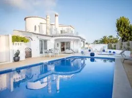66 ADM Clara - Beautifully Renovated Villa