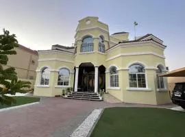 فيلا عائلية مميزة بحوض سباحة ومرافق خاصة