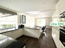 Ferienhaus Villa EMG Celle nah Hannover mit Pool, Kamin, Garten, Teich, Wald, Partyraum für Familien Gruppen bis 22 Personen, hotel em Celle