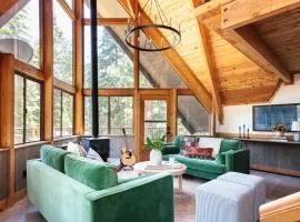 Timberline by AvantStay Stunning Chalet Cabin w Hot Tub Pool Table Home Theater