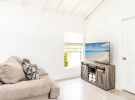 Tropical Bottle Creek Getaway with Kitchen, Free WiFi & On-Site Parking