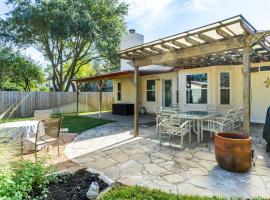 Cozy 3BR Retreat with Outdoor Dining & BBQ Grill, hotel v destinaci Pflugerville