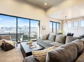 Hideout Haven Luxe Retreat with Lake View and Hot Tub