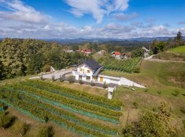 Zidanica sredi dolenjskih gričev - V gaj, hotel a Trebnje