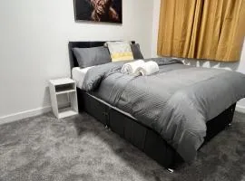 New Manchester City Getaway House with 2 FREE Parking