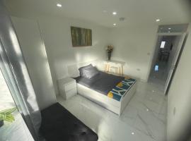 Newly built modern flat with free parking close to London Luton airport and L&D hospital, căn hộ ở Dunstable