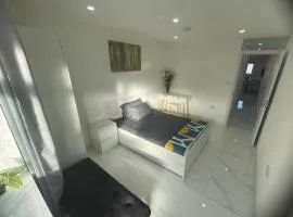 Newly built modern flat with free parking close to London Luton airport and L&D hospital