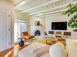 3 Mi to Downtown - Condo with Hot Tub in Santa Fe!, hotel in Santa Fe