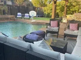 Luxurious 5-Bed home or villa with Pool, Jacuzzi, Media Room, Grill and large kitchen