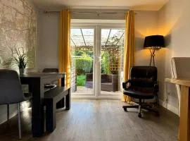 Maiden Lane, Crawley, Spacious 3BR with Private Patio, Wifi, Parking, long stays and short stays welcome, contractor friendly, temporary relocations,not far from Gatwick Airport