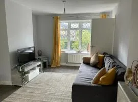 Maiden Lane, Crawley Spacious 3BR with Private Patio, great for long stays, contractors