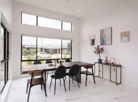 Bright and Chic House at Throsby with 4 Bedrooms, hotel v destinaci Harrison