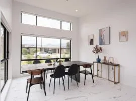 Bright and Chic House at Throsby with 4 Bedrooms