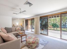 139 Government Rd - Pet Friendly, Air Con, WiFi, Water views, hotel en Nelson Bay