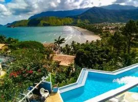 Casa com piscina de borda infinita e hidromassagem com vista