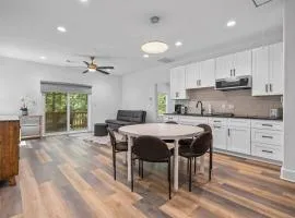 Modern Cabin Oaklawn in 10 min Private Patio
