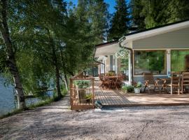 Lakeside Villa next to Nuuksio National Park, in addition Hot Tub and Breakfast, מלון עם חניה בOtalampi
