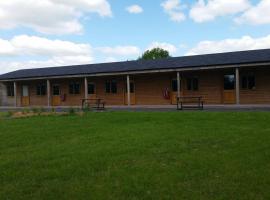 Cowbridge Cabins, hotel perto de Beaupre Castle, Cowbridge