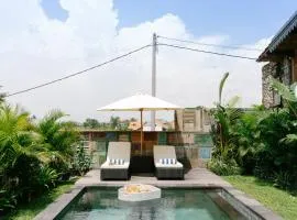 Serene Wooden House - 1BR Villa Close to Beach