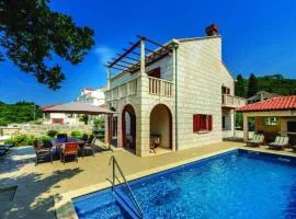 Five-Bedroom Holiday Home,Pool,Barbecue