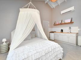 Moderne studio Sun dichtbij de zee met zwembad, hotel v destinaci Oranjestad