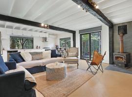 The Treehouse - Pet Friendly home in Jervis Bay!, hotel in St Georges Basin