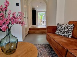 beautiful apartment in the old center of Winsum, hotel v destinaci Winsum