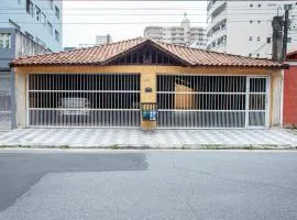 Casa aconchegante c churrasqueira a 400m da praia