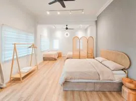 Spacious Corner Landed House Golden Hills Night Market、ブリンチャンのバケーションレンタル