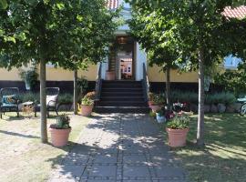 Femmasteren Hotel & Hostel, hotel con estacionamiento en Marstal