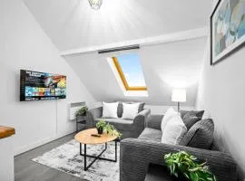 Modern Apartment - Accommodates 4 - On Street Parking Available 2CR