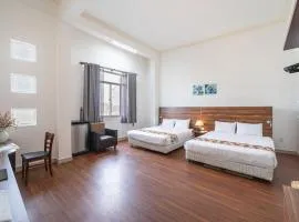 LILLY Hotel