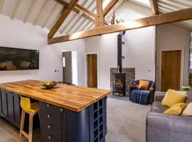 Neat Cottage, seaside cosy converted barn for 4