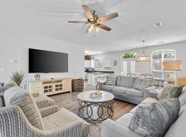 Luxury Beach House Steps from Pool and Short Walk to Private Beach Pavilion, Hotel in Destin