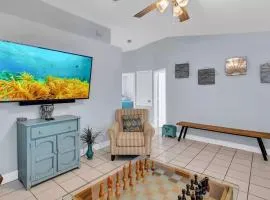 Cheerful 2 bedroom that is close to the water