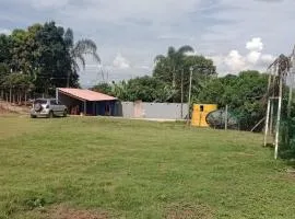 alugo quarto com 1 cama casal e 2 solteiro