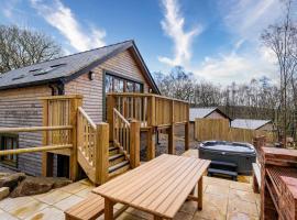 Derwent, woodland lodge with hot tub for 6, ξενοδοχείο με υδρομασάζ σε Oakamoor