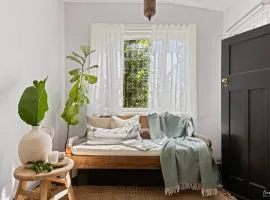 The Waratah House close to town center