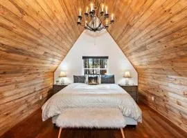 NEW Cozy Coy Cabin with Hot Tub & AC