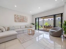 Vera—Chic Coastal Living close to Everything