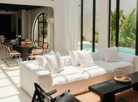 Villa Capri at Isola villas, hotel v destinaci Munggu