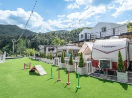 Gapyeong Dongban84 Glamping&Pool villa, glamping site in Gapyeong
