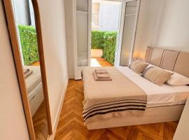 Luxury Central Condo with Private Terrace in Nice, acomoda&ccedil;&atilde;o em condom&iacute;nio em Nice
