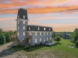 The Starlight Tower Manor, River, Arcades, Observatory, Theater, hotel in Fort Atkinson