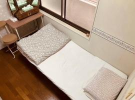 一軒家の一室, hotel v destinaci Tojonaka