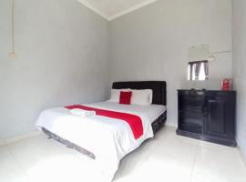RedDoorz at Penginapan Hello Pacitan, hotel en Pacitan