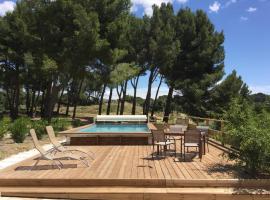 typical provencal farm in an exceptional natural site, the alpilles park - 8 people., Hotel in Maussane les Alpilles