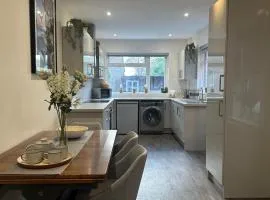 Gloucester House-Near Kingsholm Stadium-5 Bedrooms-On-Road Parking for 2
